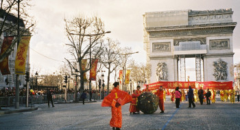 Sphère en défilé, Champs Elysées Auf der ARTactif-Website