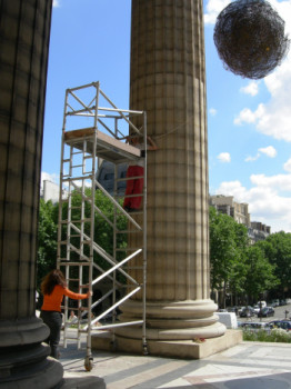 Zeitgenössisches Werk mit dem Titel « accrochage d'une de 3 sur façade », Erstellt von ADRIENNE JALBERT