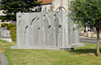 Zeitgenössisches Werk mit dem Titel « Mémorial pour les fusillés d'Eysses 03 - 13 stèles », Erstellt von JEAN CLAUDE MAUREL