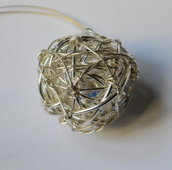 Zeitgenössisches Werk mit dem Titel « Silver Sphere 1 », Erstellt von ADRIENNE JALBERT