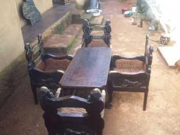 Zeitgenössisches Werk mit dem Titel « ensemble de quatre chaises et une table sculptée sur bois 1 », Erstellt von SOULEMANE