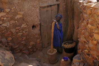 Femme pilant le mil pays dogon Auf der ARTactif-Website