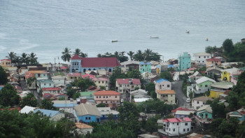 Zeitgenössisches Werk mit dem Titel « Les maisons colorées sur fond bleu », Erstellt von SEIDITADENISEART