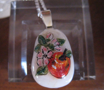 Zeitgenössisches Werk mit dem Titel « PENDENTIF 02 POMME ET FLEURS DE POMMIER », Erstellt von AMELIE AMELOT