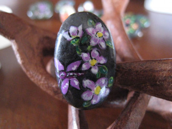 Zeitgenössisches Werk mit dem Titel « BAGUE 04 FLEURS VIOLETTES ET PAPILLON », Erstellt von AMELIE AMELOT