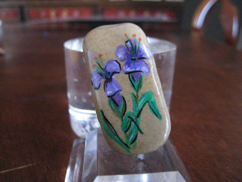 Zeitgenössisches Werk mit dem Titel « BROCHE 010 PETITES FLEURS MAUVES », Erstellt von AMELIE AMELOT