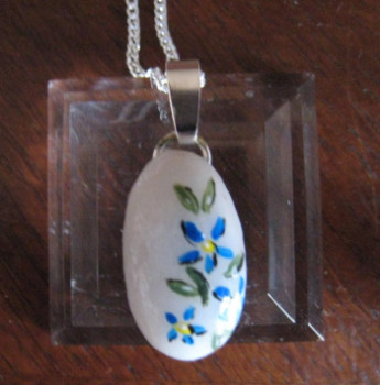 Zeitgenössisches Werk mit dem Titel « PENDENTIF 07 LES MYOSOTIS SUR QUARTZ », Erstellt von AMELIE AMELOT