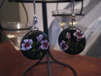 Zeitgenössisches Werk mit dem Titel « BOUCLES D'OREILLES 04 FLEURS MAUVES », Erstellt von AMELIE AMELOT