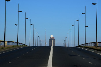 Zeitgenössisches Werk mit dem Titel « LE PONT DES 3 CONTINENTS », Erstellt von CHRISTOPHE FABLET