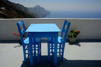 Zeitgenössisches Werk mit dem Titel « LA TABLE BLEUE (KARPATHOS) », Erstellt von CHRISTOPHE FABLET