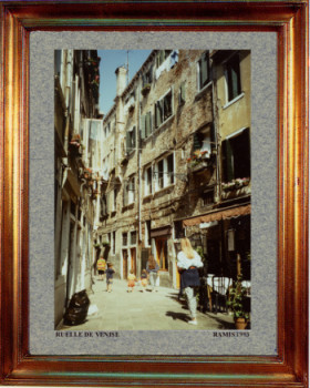 Zeitgenössisches Werk mit dem Titel « Italie, ruelle de Venise 1993 », Erstellt von EMILE RAMIS