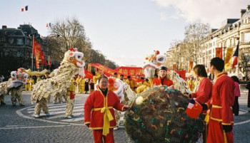 Zeitgenössisches Werk mit dem Titel « Sphère de la Prospérité,l'Année de la Chine 2004,Champs Elysées,Paris », Erstellt von ADRIENNE JALBERT