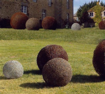 Zeitgenössisches Werk mit dem Titel « Sphères au Château de la Motte-Jean,Cancale », Erstellt von ADRIENNE JALBERT