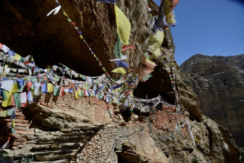 Drapeaux a priéres devant une grotte sacrée Auf der ARTactif-Website