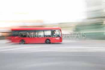 Zeitgenössisches Werk mit dem Titel « Blur of London's Buses », Erstellt von NICOLAS PORTAIS