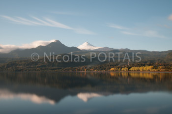 Zeitgenössisches Werk mit dem Titel « Reflection of the Volcano Villarica », Erstellt von NICOLAS PORTAIS