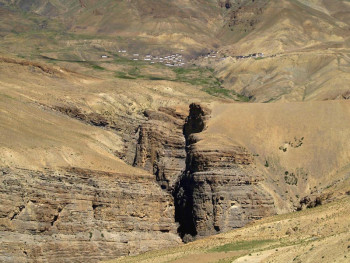 Zeitgenössisches Werk mit dem Titel « Village perdu dans la Spiti Valley », Erstellt von ERIC TRANNOIS