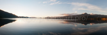 Zeitgenössisches Werk mit dem Titel « Sunset on the Coñaripe Lake  (Chile) », Erstellt von NICOLAS PORTAIS