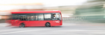 Zeitgenössisches Werk mit dem Titel « Blur of London's Buses (panoramic) », Erstellt von NICOLAS PORTAIS