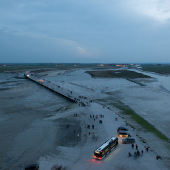 Zeitgenössisches Werk mit dem Titel « Bridge of the Mont-Saint Michel by night 1/3 », Erstellt von NICOLAS PORTAIS