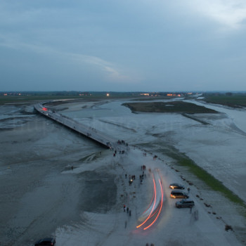 Zeitgenössisches Werk mit dem Titel « Bridge of the Mont-Saint Michel by night 2/3 », Erstellt von NICOLAS PORTAIS