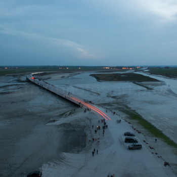 Zeitgenössisches Werk mit dem Titel « Bridge of the Mont-Saint Michel by night 3/3 », Erstellt von NICOLAS PORTAIS