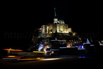 Zeitgenössisches Werk mit dem Titel « Mont Saint-Michel by Night #2 », Erstellt von NICOLAS PORTAIS