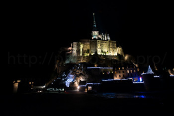 Zeitgenössisches Werk mit dem Titel « Mont Saint-Michel by Night #4 », Erstellt von NICOLAS PORTAIS