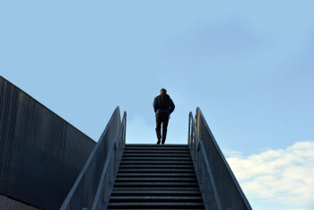 Zeitgenössisches Werk mit dem Titel « L'HOMME EN HAUT DES MARCHES », Erstellt von JEAN-MARC PHILIPPE