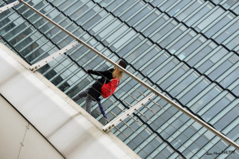 Zeitgenössisches Werk mit dem Titel « LA FILLE AVEC UN SAC À DOS ROUGE », Erstellt von JEAN-MARC PHILIPPE