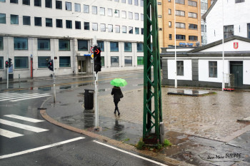 Zeitgenössisches Werk mit dem Titel « LE PARAPLUIE VERT », Erstellt von JEAN-MARC PHILIPPE