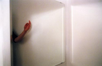 Zeitgenössisches Werk mit dem Titel « Hand in Mirror (from the Suzi Series) », Erstellt von MANUELA PAZ