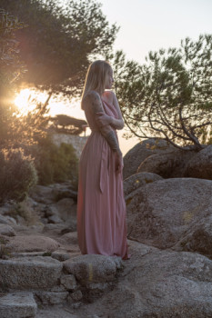 Zeitgenössisches Werk mit dem Titel « Photographie de portrait sur plage », Erstellt von JESSICA BUCHOT PHOTOGRAPHE