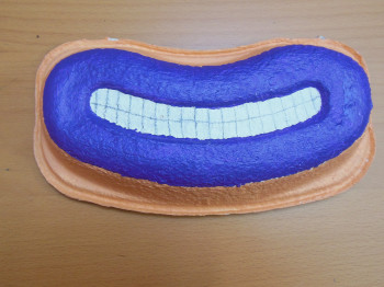 Zeitgenössisches Werk mit dem Titel « Bouche de Clown Violet mais Bleu », Erstellt von CAMSO LEI