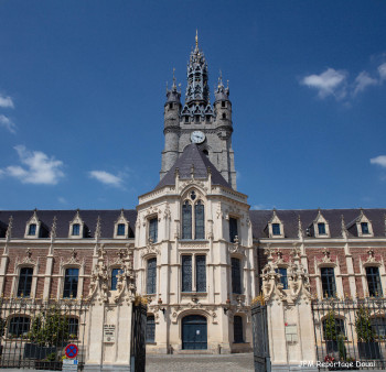 Zeitgenössisches Werk mit dem Titel « Hôtel de Ville de Douai », Erstellt von JPM