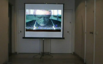 Zeitgenössisches Werk mit dem Titel « screenshot from "damaged subtitles" 4 », Erstellt von DAVID SROCZYNSKI