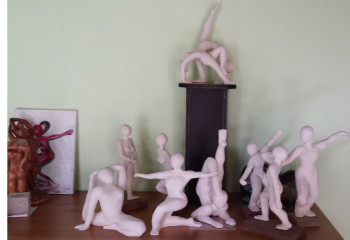 Zeitgenössisches Werk mit dem Titel « Danse. Serie de sculptures autour de 30 cm .terre blanche non lissée 6000euros l'ensemble pièce », Erstellt von ISABELLE MOTTE