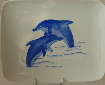 Zeitgenössisches Werk mit dem Titel « Grand plat "Les dauphins" », Erstellt von ATELIER MCD85