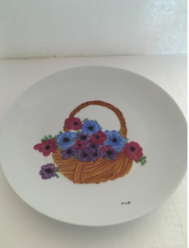 Zeitgenössisches Werk mit dem Titel « Grande assiette "Le panier et les fleurs" », Erstellt von ATELIER MCD85