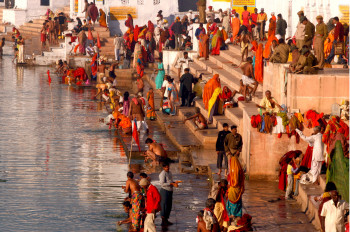 Zeitgenössisches Werk mit dem Titel « Ghat du Gange, Inde », Erstellt von DOMINIQUE LEROY