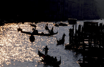 Zeitgenössisches Werk mit dem Titel « Gondoles... Venise. », Erstellt von DOMINIQUE LEROY