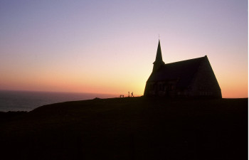 Zeitgenössisches Werk mit dem Titel « Eglise et falaise d'Etretat. Normandie », Erstellt von DOMINIQUE LEROY