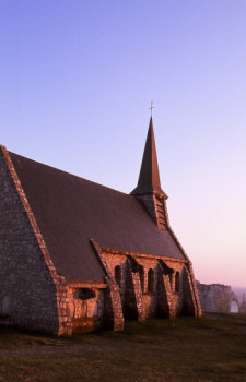 Zeitgenössisches Werk mit dem Titel « Eglise et falaise d'Etretat. Normandie 2 », Erstellt von DOMINIQUE LEROY