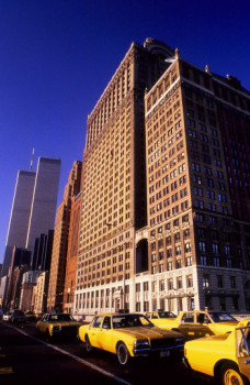 Zeitgenössisches Werk mit dem Titel « Taxi jaune et Twins Tower. New York », Erstellt von DOMINIQUE LEROY