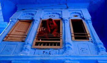 Zeitgenössisches Werk mit dem Titel « Femme de Jodhpur la ville bleu. Inde », Erstellt von DOMINIQUE LEROY