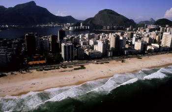 Zeitgenössisches Werk mit dem Titel « La baie de Rio et la plage de Copacabana. Brésil », Erstellt von DOMINIQUE LEROY