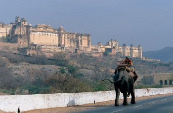 Zeitgenössisches Werk mit dem Titel « Fort d'Amber. Rajasthan. Inde », Erstellt von DOMINIQUE LEROY