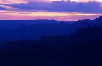 Zeitgenössisches Werk mit dem Titel « Dégradé de bleu sur le Grand Canyon. Amérique du nord », Erstellt von DOMINIQUE LEROY