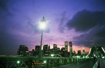 Zeitgenössisches Werk mit dem Titel « Manhattan vu depuis le pont  de Brooklyn et ses lumières sur les Twins Tower. new York », Erstellt von DOMINIQUE LEROY