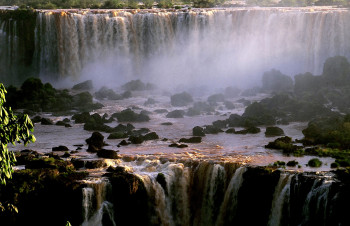 Zeitgenössisches Werk mit dem Titel « Iguaçu Falls. Brazil », Erstellt von DOMINIQUE LEROY